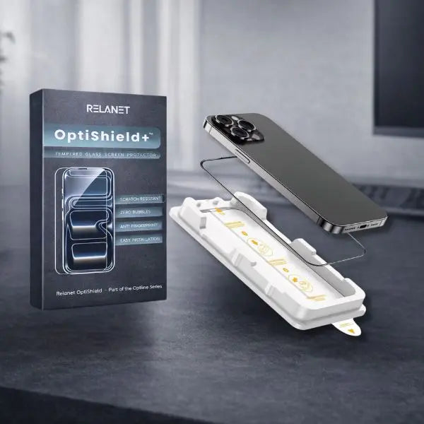 Produktbillede af Relanet OptiShield+ skærmbeskytter med emballage og aligner til nem montering.