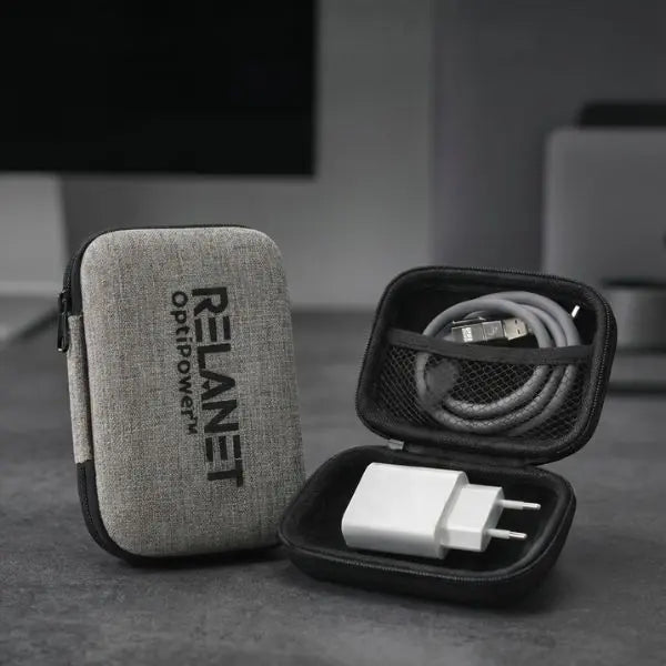 Produktbillede af Relanet OptiPower opbevaringsetui med oplader og kabel.
